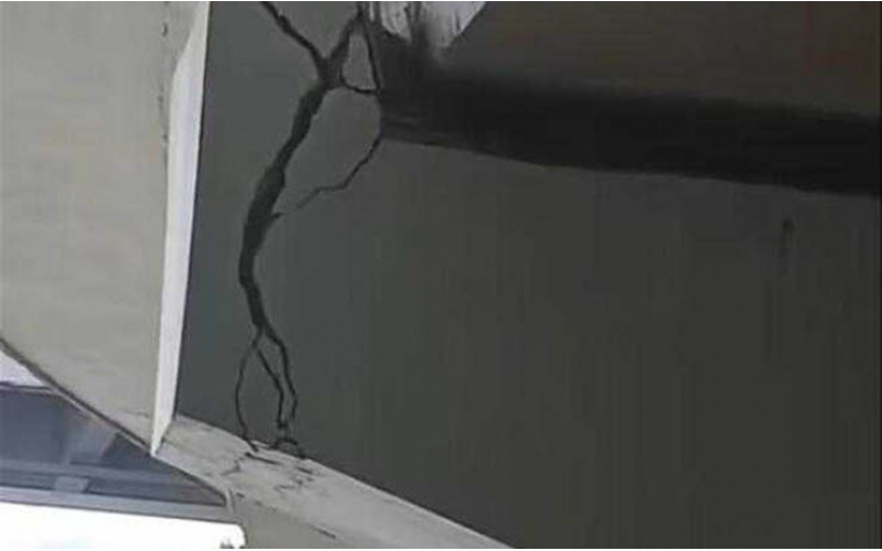 洪山大橋橋墩驚現 1 米裂縫，城管局：不影響橋梁主體安全